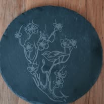 Dessous de plat avec branche de cerisier